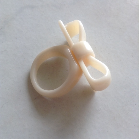 Cute Ivory Bow Ring - Picture 2 of 3